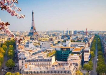 Discover the Captivating Charm of Paris – 8 Compelling Reasons to Visit the City of Romance