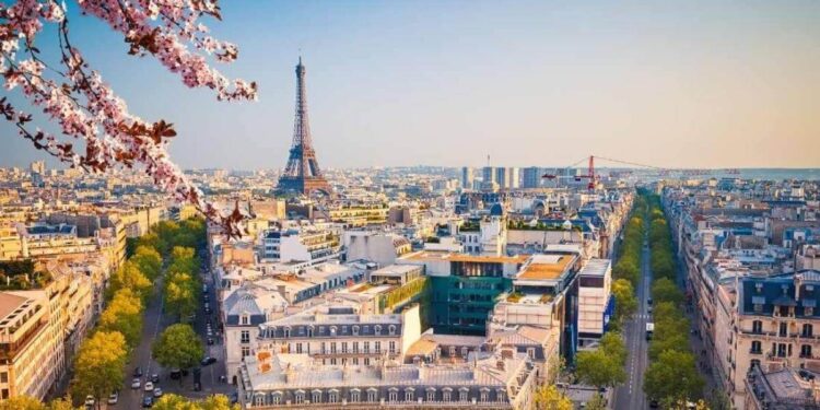 Discover the Captivating Charm of Paris – 8 Compelling Reasons to Visit the City of Romance